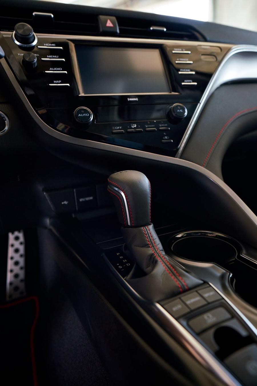 Детали интерьера Toyota Camry TRD 2019 года  (NA) (фото 20 из 23)
